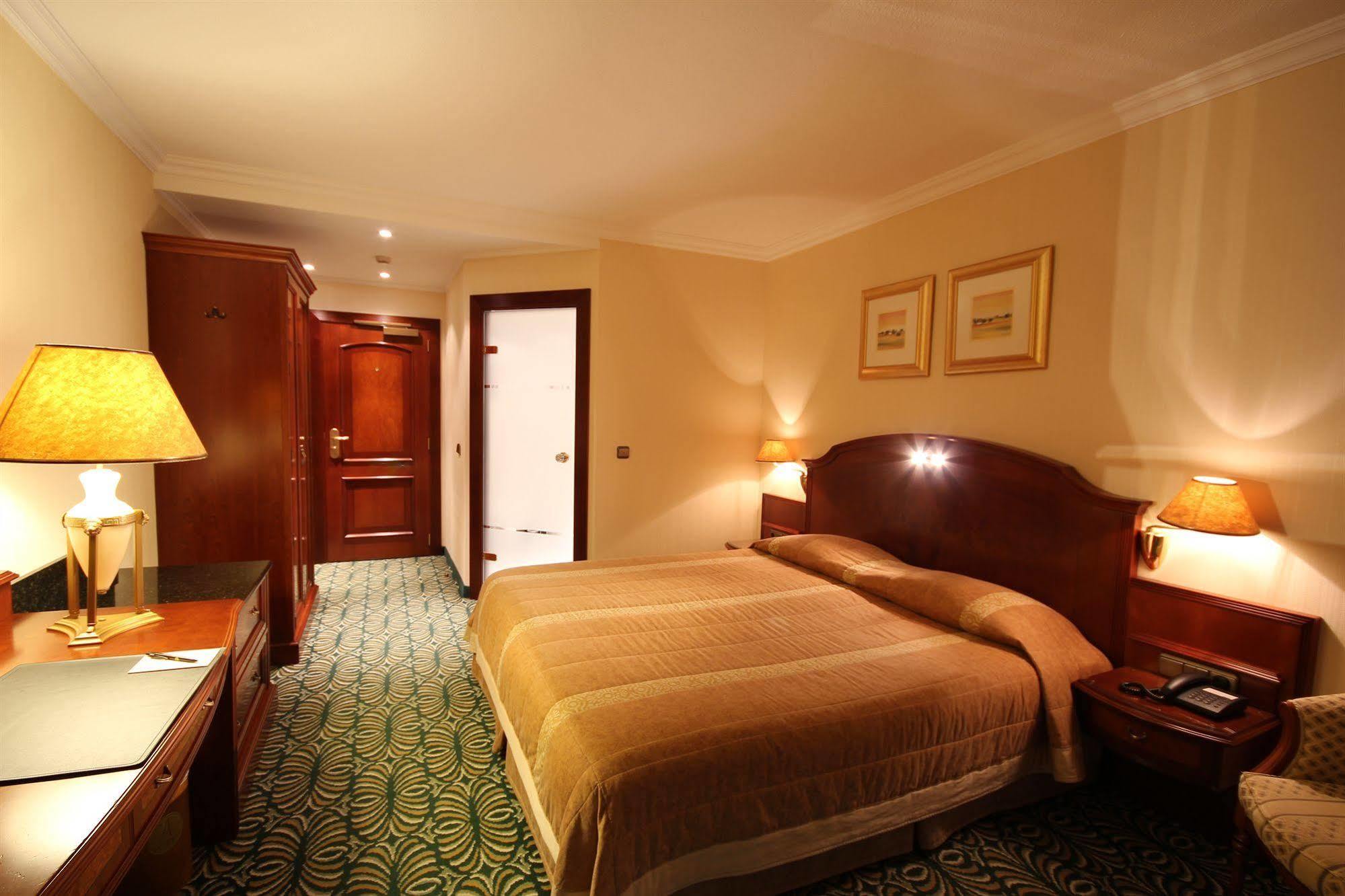 Alexander Hotel